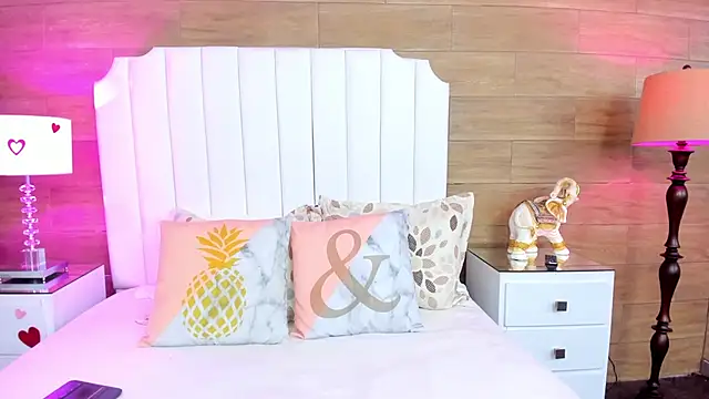 ScarletMore online show from April 11, 2026, 1:43 am