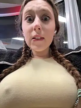 FroggyAnna online show from December 4, 2025, 3:32 pm