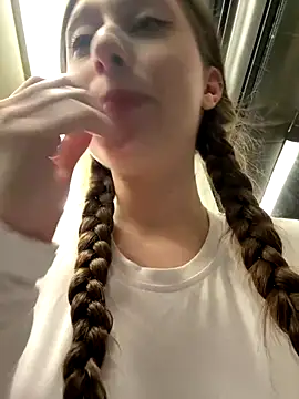 FroggyAnna online show from December 17, 2025, 3:51 pm