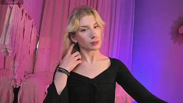 Snapshot of ArianaWest_ chatting on October 3, 2025, 4:37 pm ArianaWest online show from October 3, 2025, 4:37 pm
