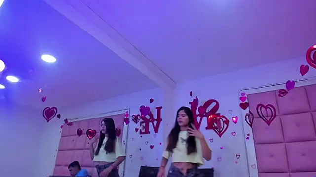 Snapshot of Aliss_Aron chatting on February 16, 2026, 12:01 pm Aliss Aron online show from February 16, 2026, 12:01 pm