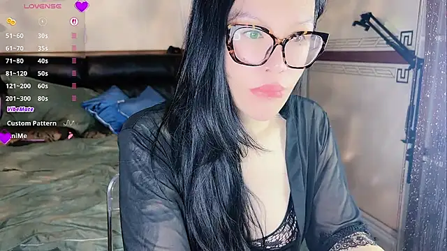 lingzi9333 online show from November 2, 2025, 1:46 pm