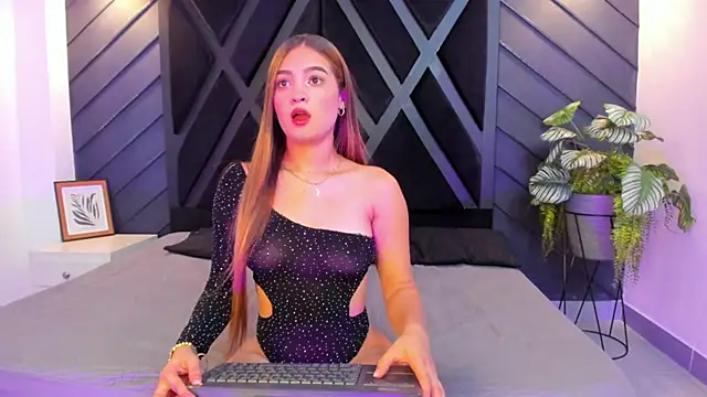 Alana cox  online show from October 20, 2025, 11:27 pm