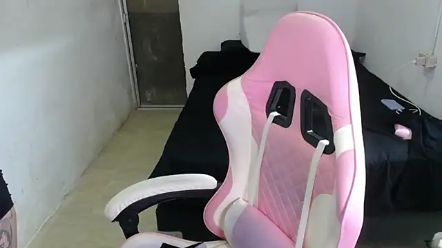 Snapshot of Amber09raiden chatting on October 19, 2025, 10:10 pm Amber09raiden online show from October 19, 2025, 10:10 pm