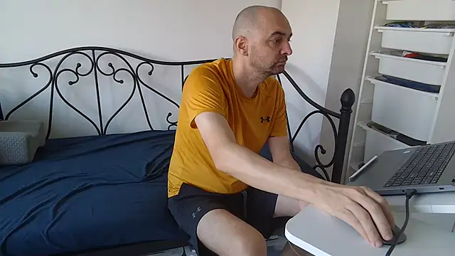 Snapshot of Handsomernguy chatting on October 1, 2025, 7:03 am Handsomernguy online show from October 1, 2025, 7:03 am