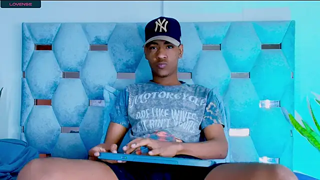 tiago xxx  online show from October 31, 2025, 8:32 pm