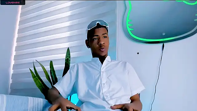 tiago xxx  online show from November 8, 2025, 9:02 pm