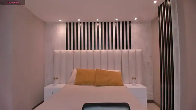 LeahNovac online show from October 18, 2025, 11:33 am