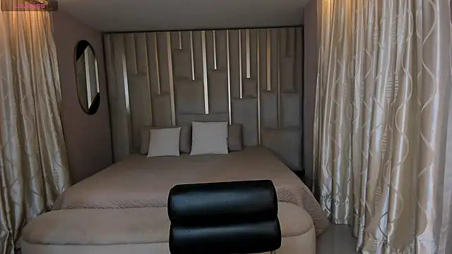 LeahNovac online show from October 23, 2025, 11:20 am