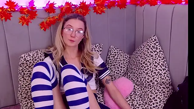 MaeLili online show from October 19, 2025, 8:04 am