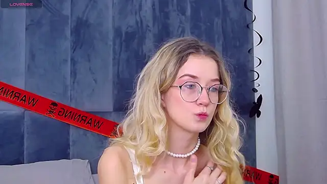 MaeLili online show from October 29, 2025, 3:42 am