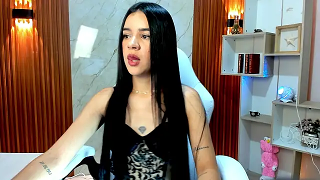 Snapshot of MeganLara chatting on September 19, 2025, 7:03 pm MeganLara online show from September 19, 2025, 7:03 pm