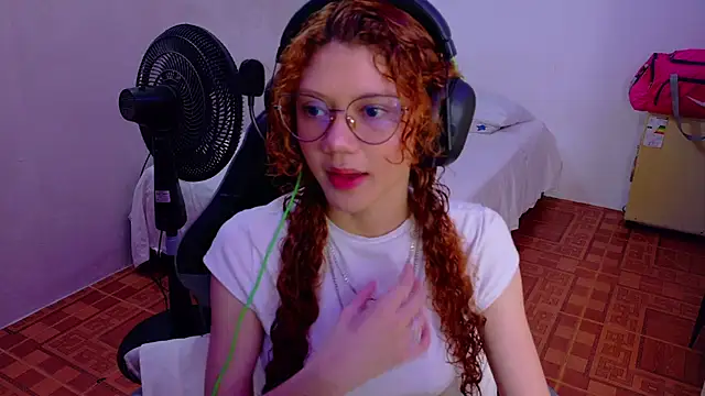 Snapshot of Birdie_0 chatting on November 3, 2025, 12:50 pm Birdie 0 online show from November 3, 2025, 12:50 pm