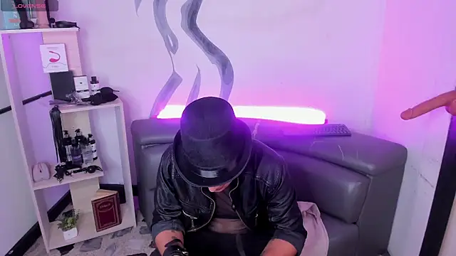 LiamDeep online show from November 5, 2025, 8:31 pm