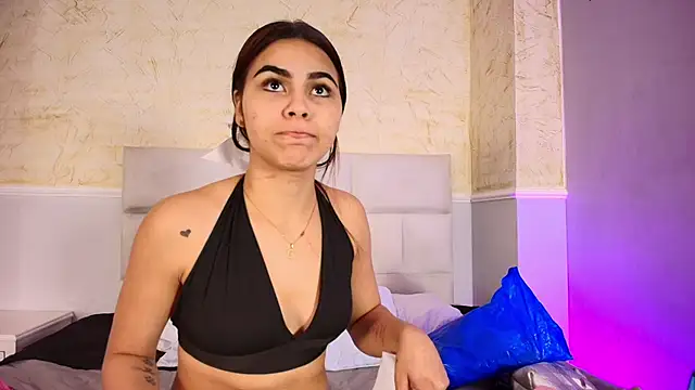 Snapshot of KimberlyLoren chatting on October 4, 2025, 12:58 pm KimberlyLoren online show from October 4, 2025, 12:58 pm