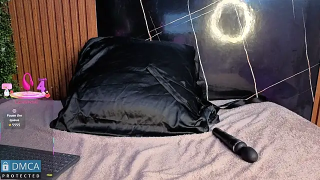 Kiara Zahiri   online show from October 8, 2025, 11:19 am