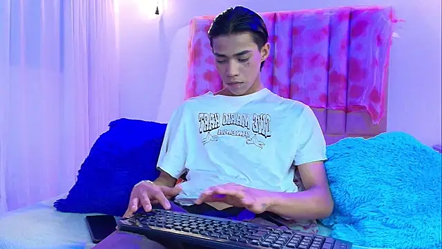 camilo nom online show from November 4, 2025, 4:33 am