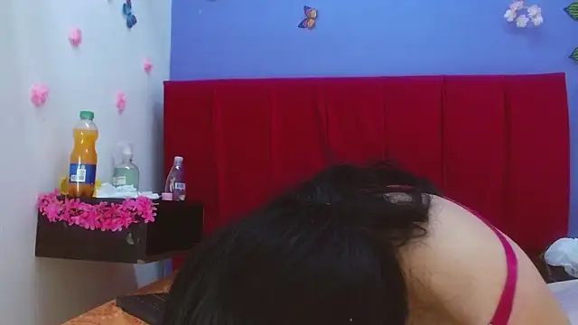 andrealopezcm101 online show from October 20, 2025, 11:10 am