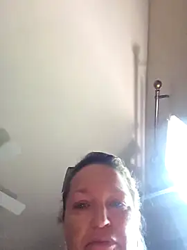 Snapshot of Calimarina chatting on November 5, 2025, 5:24 pm Calimarina online show from November 5, 2025, 5:24 pm