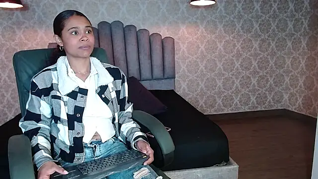 Snapshot of Kristall_06 chatting on October 4, 2025, 3:15 am Kristall 06 online show from October 4, 2025, 3:15 am