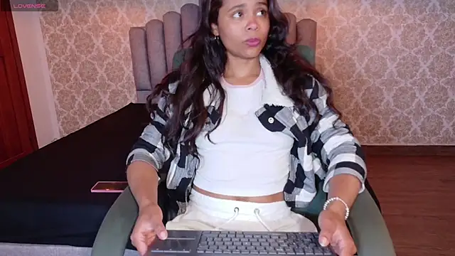 Snapshot of Kristall_06 chatting on October 28, 2025, 2:37 am Kristall 06 online show from October 28, 2025, 2:37 am