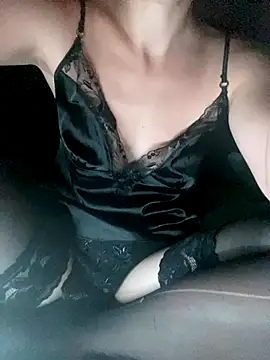 Snapshot of Leaa2000 chatting on October 25, 2025, 9:42 pm Leaa2000 online show from October 25, 2025, 9:42 pm