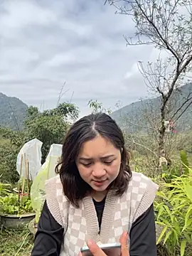 Snapshot of Lonnina chatting on November 21, 2025, 5:28 am Lonnina online show from November 21, 2025, 5:28 am