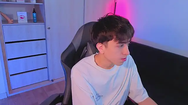 onlinenico online show from October 2, 2025, 7:54 pm