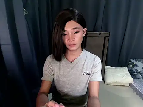 Petite HugeCock online show from October 26, 2025, 12:22 pm