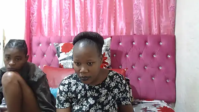 CuteDarkChoc online show from November 4, 2025, 4:17 pm