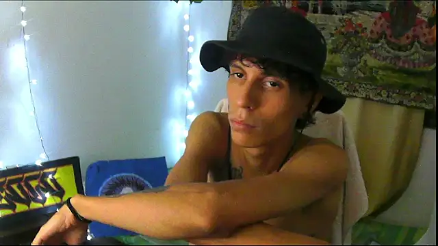 Crxxxsh online show from September 10, 2025, 2:44 am