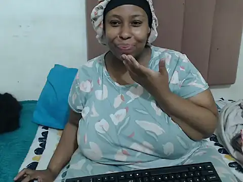 Snapshot of Chubby_Queenx255 chatting on October 15, 2025, 4:01 am Chubby Queenx255 online show from October 15, 2025, 4:01 am