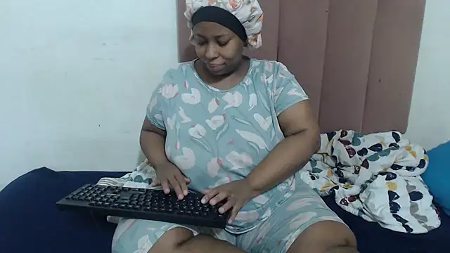 Snapshot of Chubby_Queenx255 chatting on November 14, 2025, 5:17 am Chubby Queenx255 online show from November 14, 2025, 5:17 am