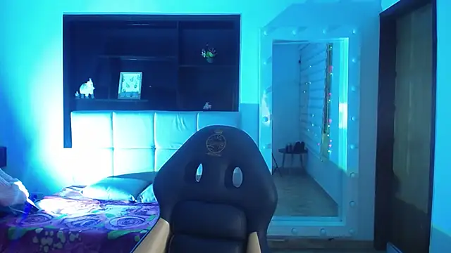  Charlotte Collins  online show from January 17, 2026, 2:33 pm