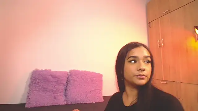 mae nathan  online show from October 10, 2025, 5:06 am