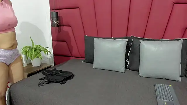 Snapshot of Miranda_Laurent chatting on September 11, 2025, 7:36 pm Miranda Laurent online show from September 11, 2025, 7:36 pm