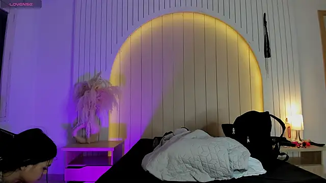 ALICESANDOVAL online show from April 15, 2026, 11:39 am