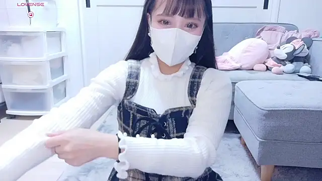 Snapshot of YURi_luv chatting on November 16, 2025, 10:43 am YURi luv online show from November 16, 2025, 10:43 am