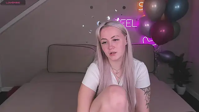 Snapshot of Joyce_Howard chatting on October 11, 2025, 2:15 pm Joyce Howard online show from October 11, 2025, 2:15 pm