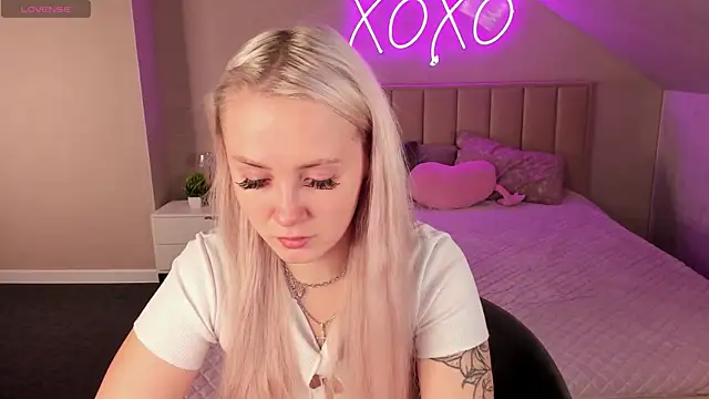 Snapshot of Joyce_Howard chatting on October 22, 2025, 2:12 am Joyce Howard online show from October 22, 2025, 2:12 am