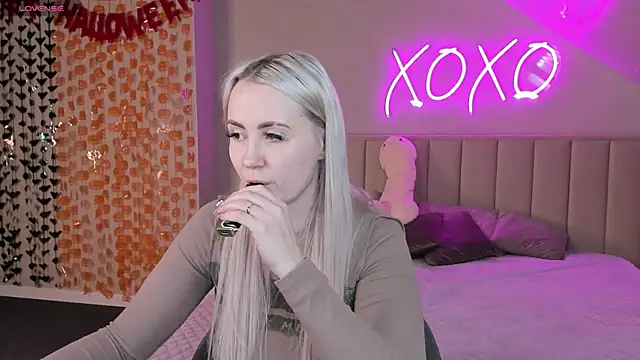 Snapshot of Joyce_Howard chatting on November 11, 2025, 1:05 am Joyce Howard online show from November 11, 2025, 1:05 am