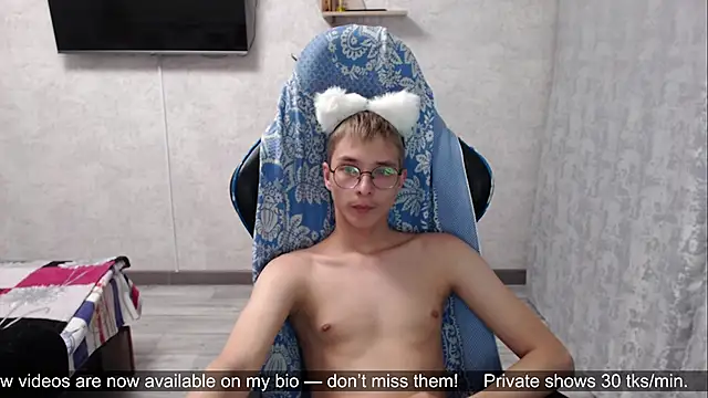 glasses cat online show from May 16, 2026, 11:25 pm