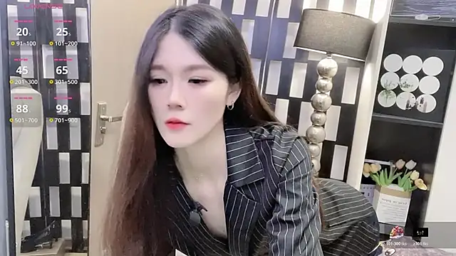 Yueyue-MM online show from November 28, 2025, 2:03 am