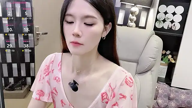 Yueyue-MM online show from December 4, 2025, 2:48 pm