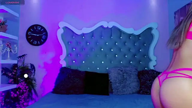 Honey Moontsts online show from April 15, 2026, 12:01 pm