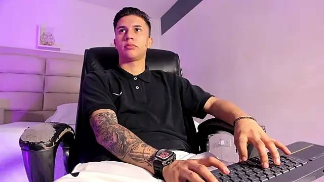 liaamsmiith  online show from October 13, 2025, 12:16 pm