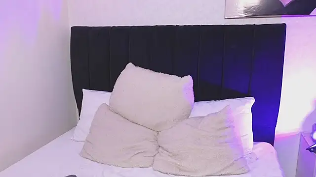 antonellariva  online show from April 15, 2026, 7:21 pm