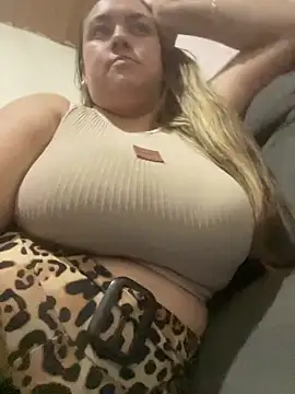 bruna438 online show from April 14, 2026, 11:27 am