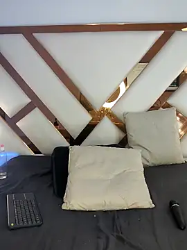 Niicolle Evanss online show from April 15, 2026, 7:58 pm