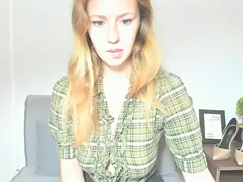 Snapshot of LyraHotty chatting on October 18, 2025, 4:26 am LyraHotty online show from October 18, 2025, 4:26 am